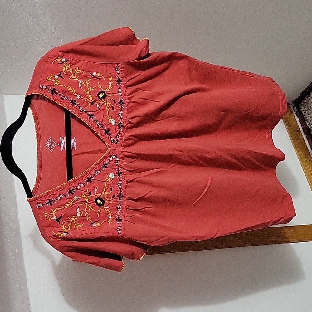 Dark orange tee with blue and yellow embroidered flowers